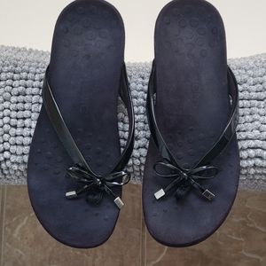 Vionic Patent Black Thong Sandal